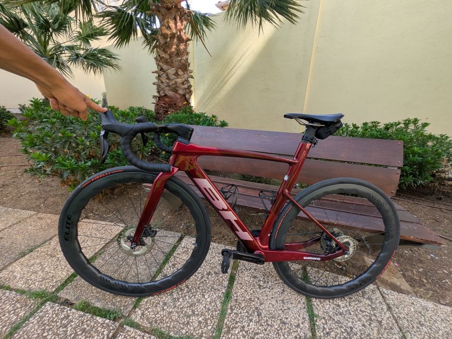 Bicicleta de estrada BH Aerolight Di2 carbono