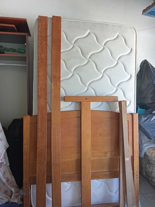 Cama de solteiro em pinho mel,