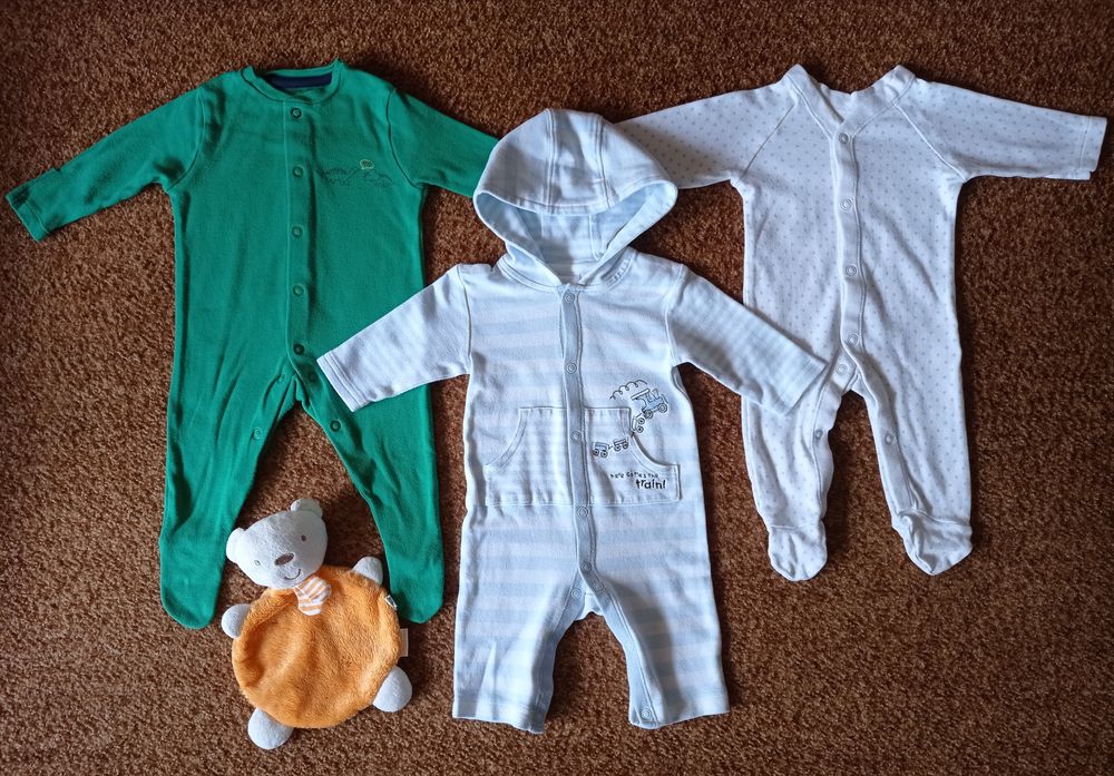 Пакет вещей на мальчика на 0-3 месяца и игрушка в подарок