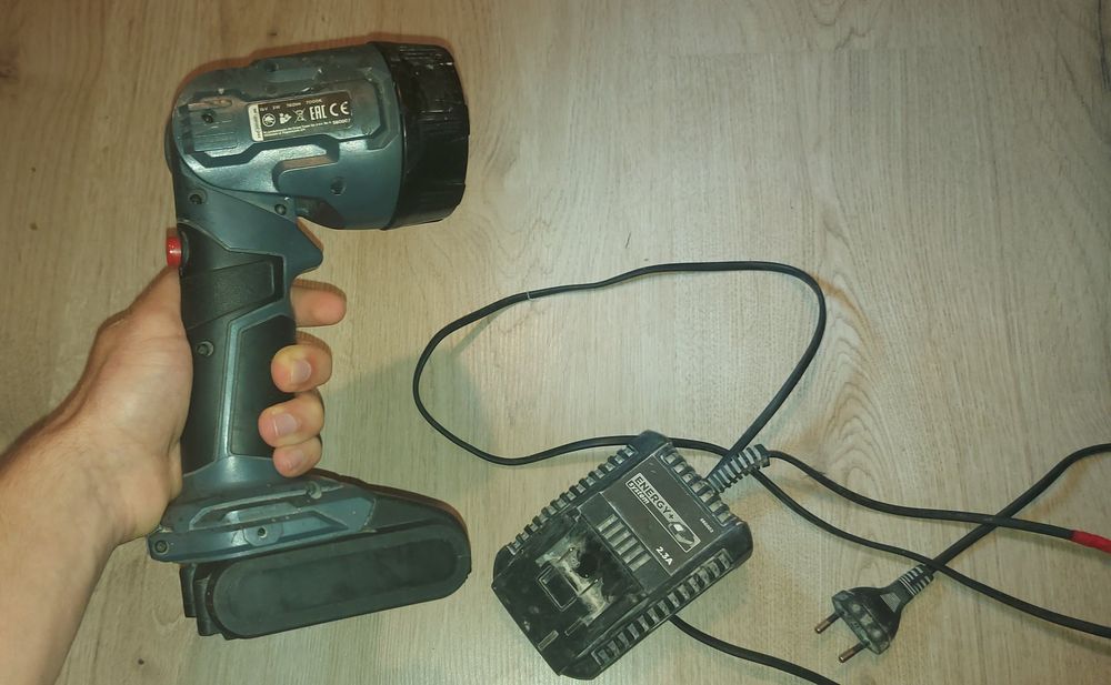 Latarka akumulatorowa GRAPHITE LED + akumulator i ładowarka