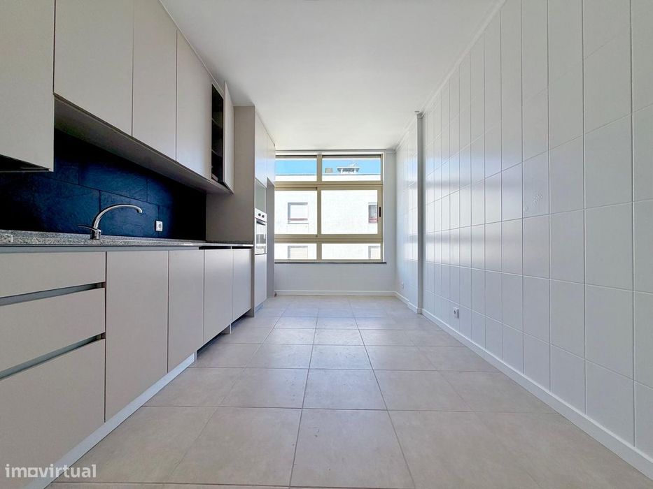 Apartamento T3 Renovado para Arrendamento – Praça das Fontainhas