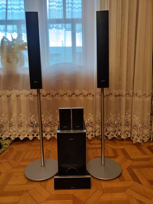 Пять колонок и сабвуфер SONI