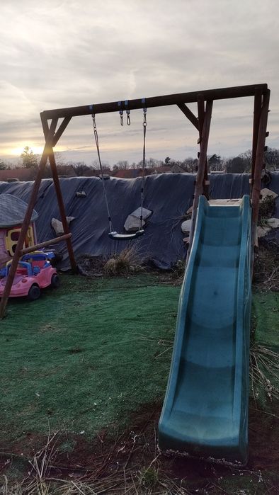 Plac zabaw z huśtawka i zjeżdżalnia
