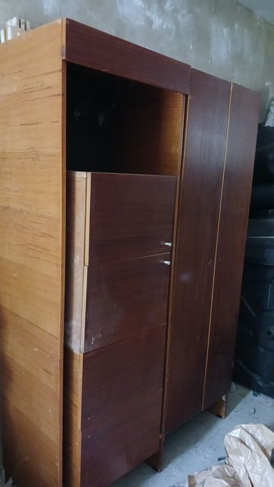 Продам вживану шафу у передпокій.