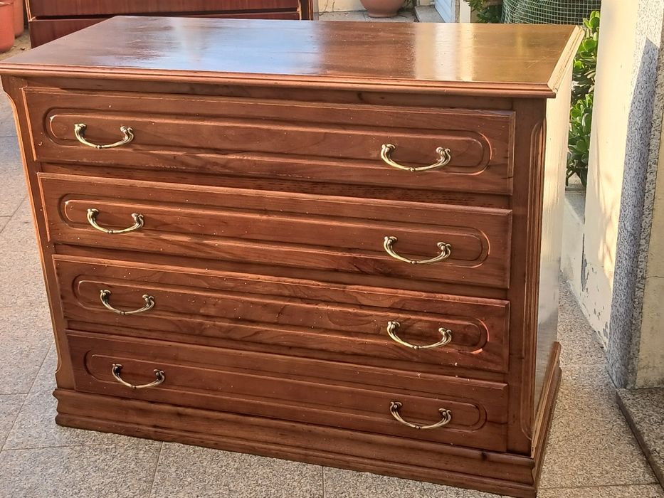 Vendo CÓMODA com 4 gavetas em madeira MACIÇA como nova. Possibilidade de entrega