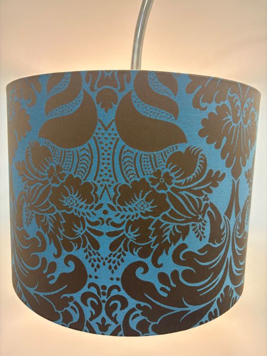 Candeeiro de pé com abat jour em tecido