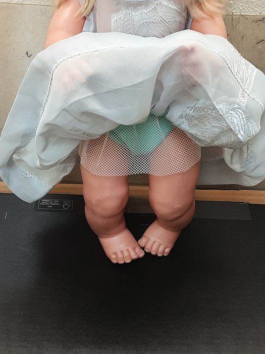 Linda Boneca em borracha da marca Famosa