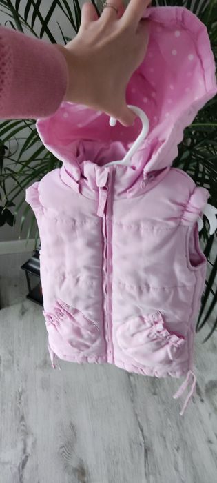 Ciepła kamizelka bezrękawnik 5 10 15, rozmiar 104*, z kapturem.