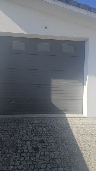 Portão eléctrico  de garagem com motor.