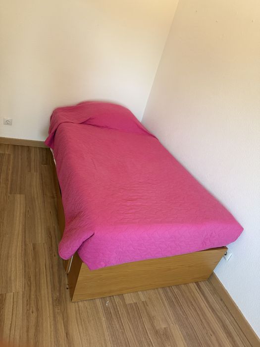 Cama e colchão de solteiro com gaveta de arrumação