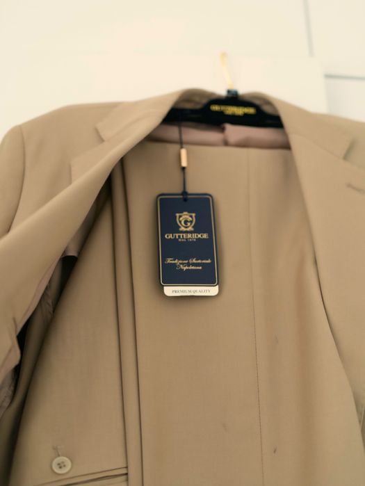 Nowy firmowy garnitur z naturalnej tkaniny.