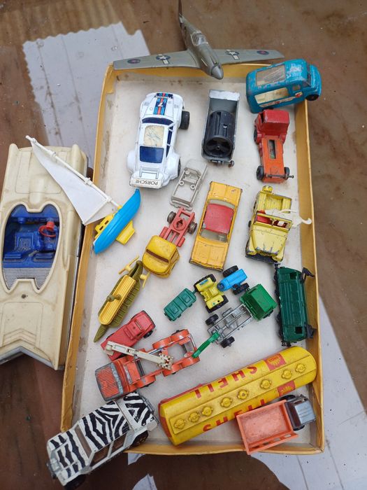 Brinquedos de metal e plastico