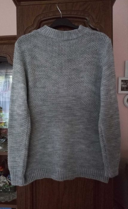 sweter szary z przeplatanym dekoltem