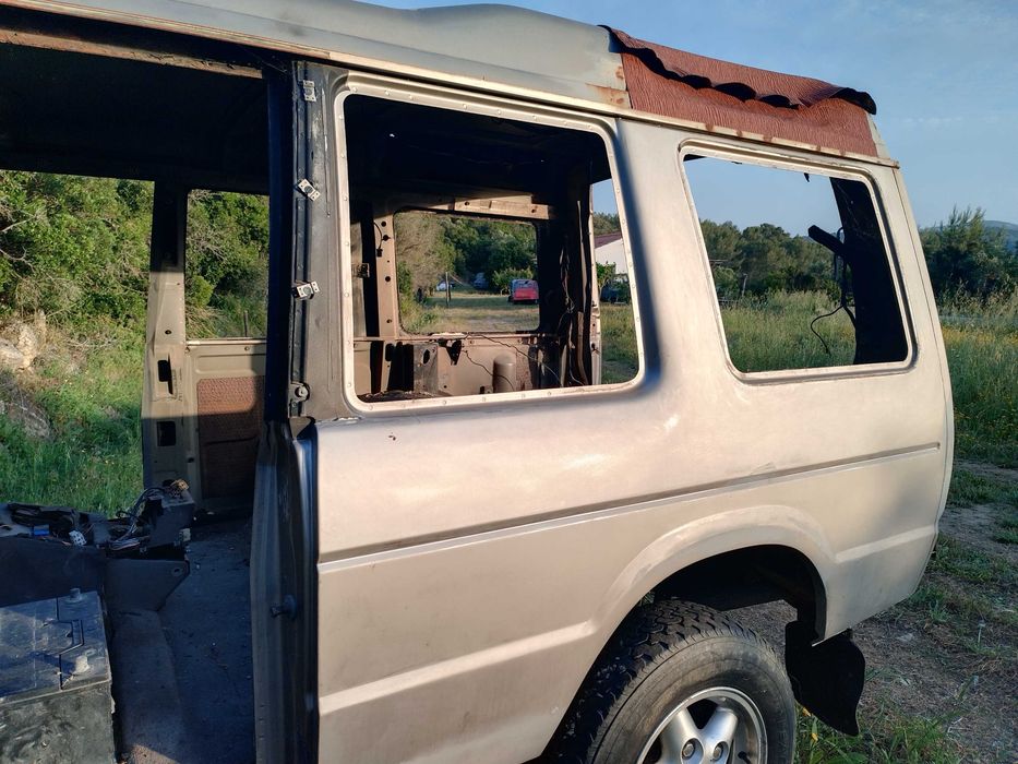 Discovery 300 - Chassis com carroceria nua com documentos