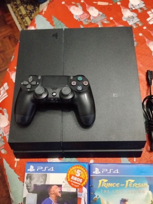 PS4 + 3 Jogos midia fisica
