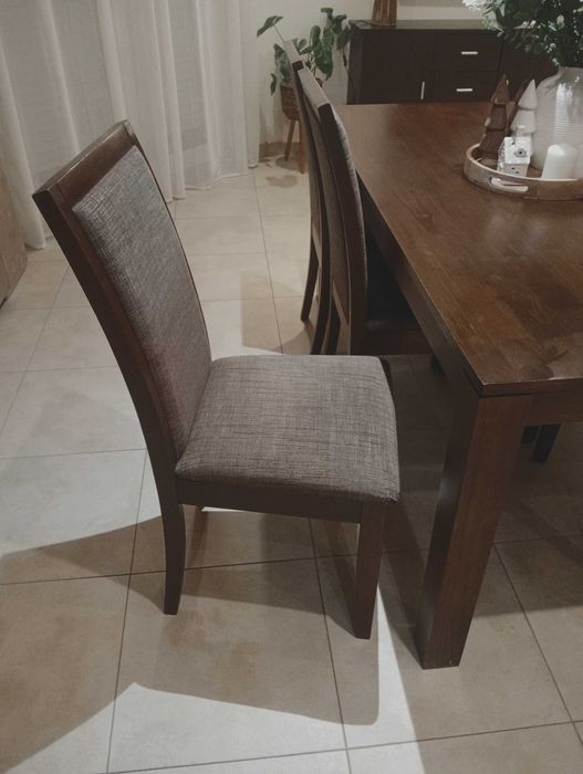 Mesa e cadeiras de sala de jantar usado como novo