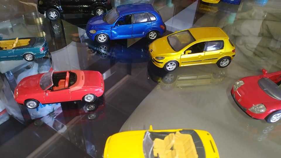 8 carros miniaturas New Ray