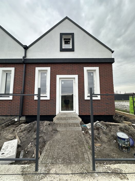 Таунхаус з власним двориком . Супер ціна !