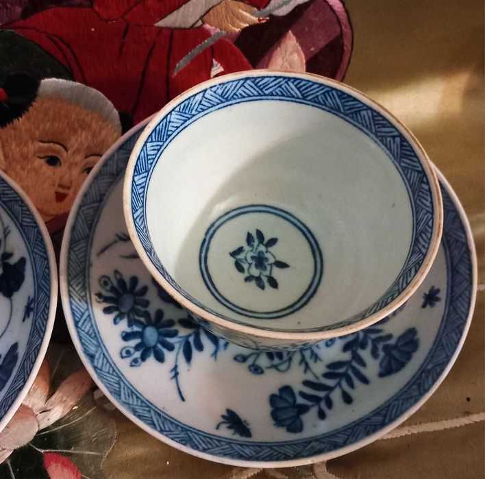 Bonito e Antigo Par De Taças e Pires, Porcelana Asiática.