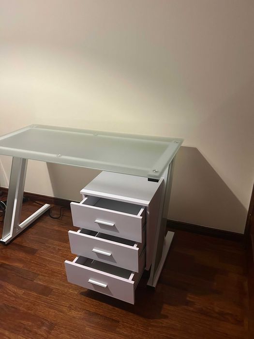 Secretária de vidro fosco com 3 gavetas - moderna e elegante!