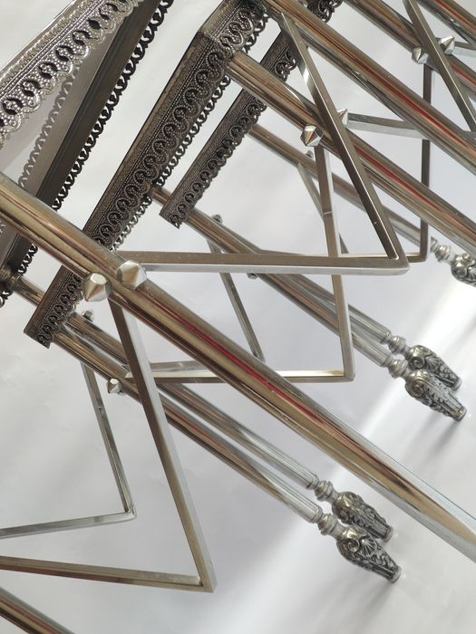 3 Mesinhas de apoio prateadas