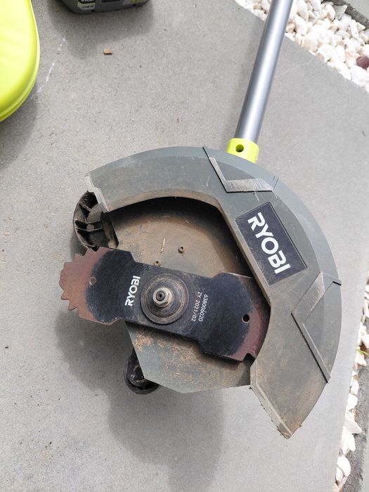 Fresadora de jardim Ryobi RY18EGA + Soprador Ryobi OBL1820S a bateria