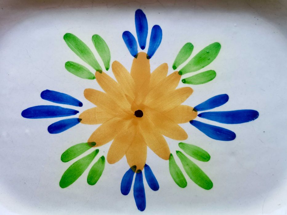 Travessa antiga de cerâmica, pintada à mão – Viúva Lamego