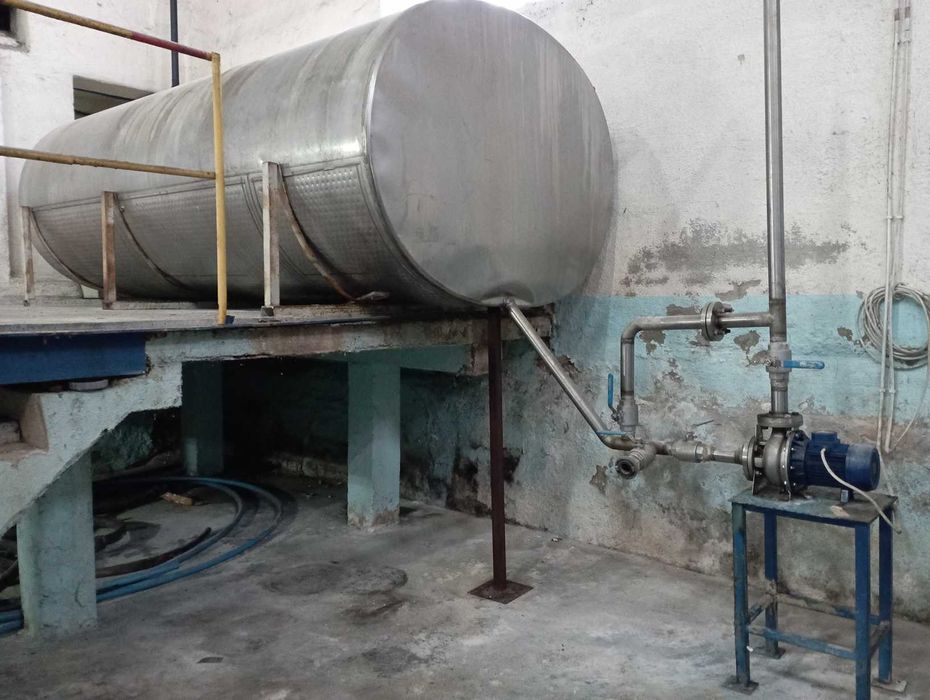 Zbiornik ze stali kwasoodpornej wraz z pompą