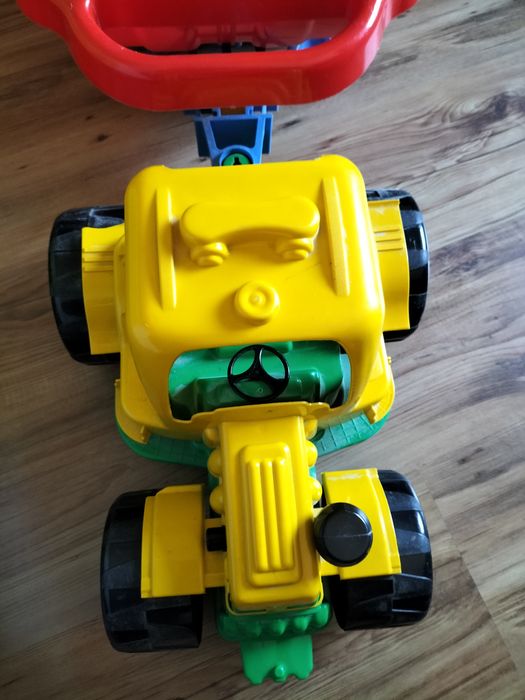Plastikowy traktor z przyczepą dla dziecka