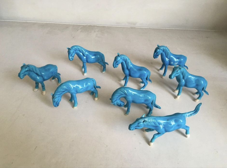Cavalinhos chineses em porcelana azul turqueza