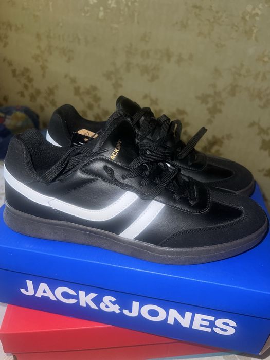 Кросівки нові 43