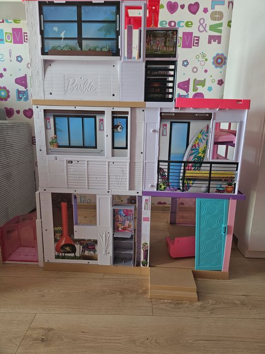 Domek Barbie ze zjeżdżalnią i basenem.