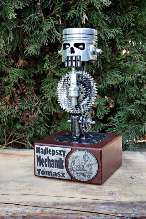 Puchar czaszka tłok Scrap Metal Art