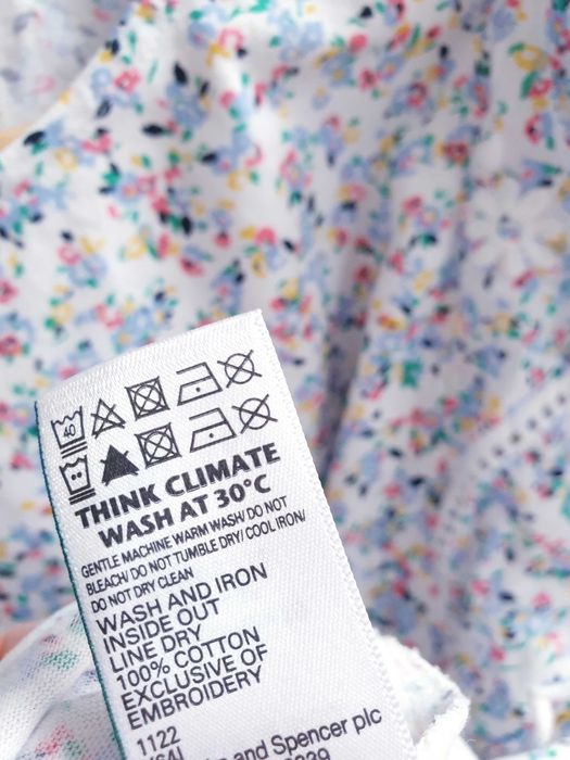 Biała bluzka ķoszulka t-shirt haftowana w kwiatuszki M&S 46 48