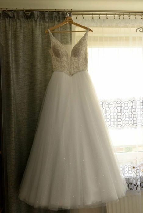 Sukienka ślubna śnieżnobiałą