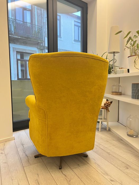 Poltrona Orejera em Veludo Mostarda (Design Moderno)