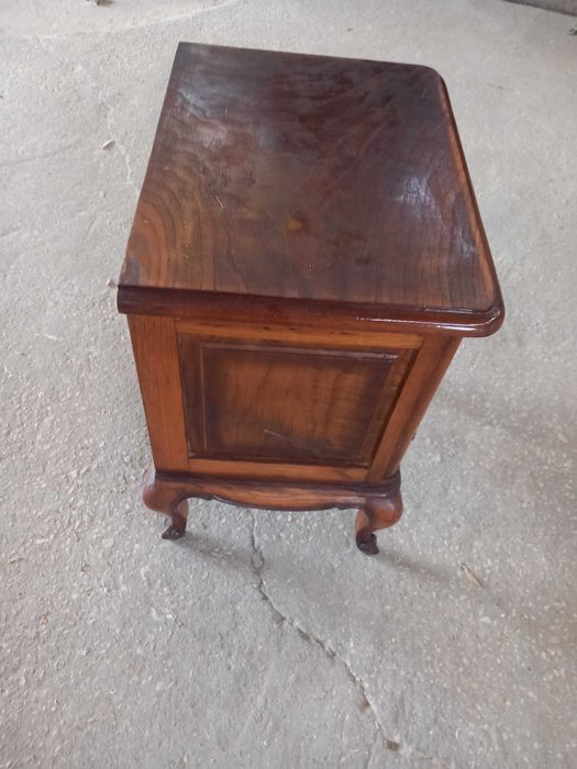Mesa de cabeceira antiga  com 0,45cn largura  0,60cm altura  0,35cm fundo com uma gaveta e uma porta