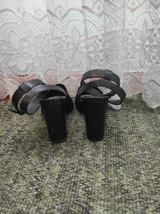 Босоніжки на каблучку