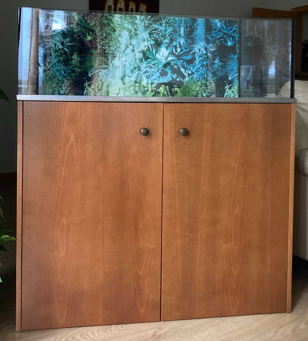 Aquario com móvel de suporte