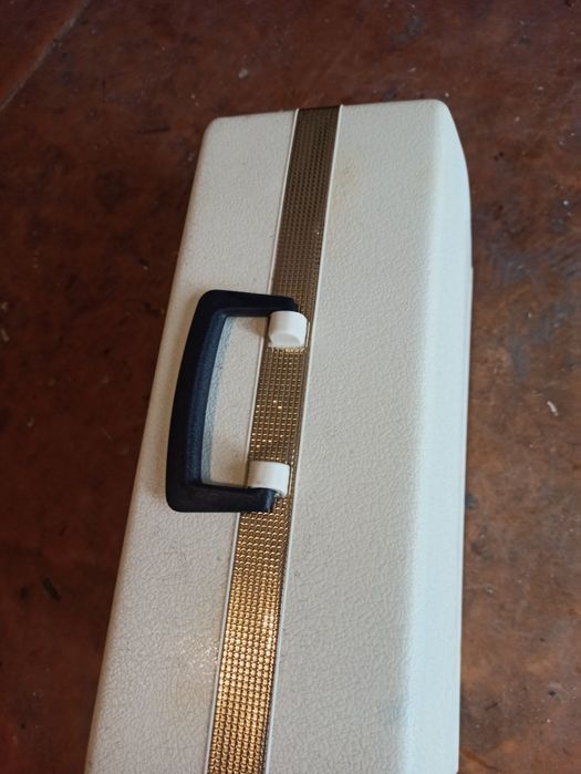 Крышка швейной машинки