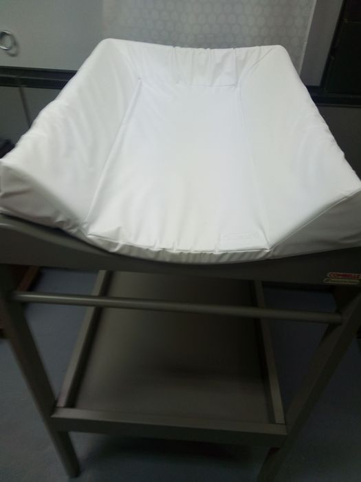 Mesa bebê muda fraldas e esterilizador de biberões