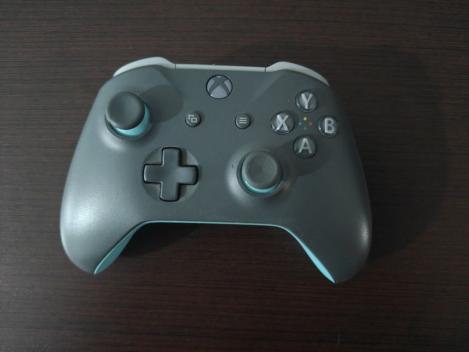 xbox one x 1 tb +2 джойстика