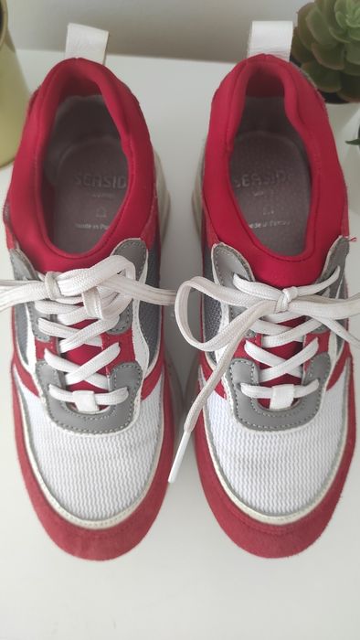 Tênis vermelhos com plataforma