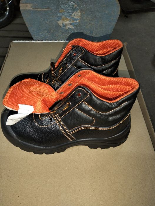 Продам ботинки слесарные .