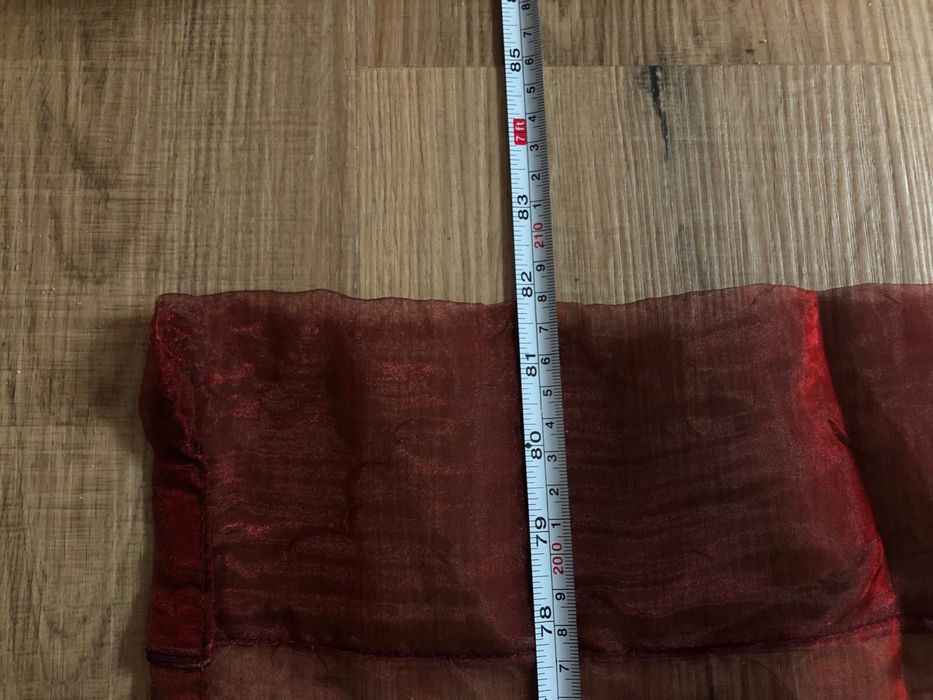 Um par de cortinados bordeaux