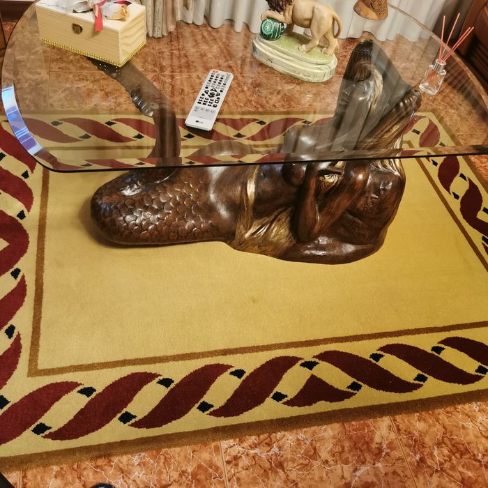 Mesa de vidro com elemento