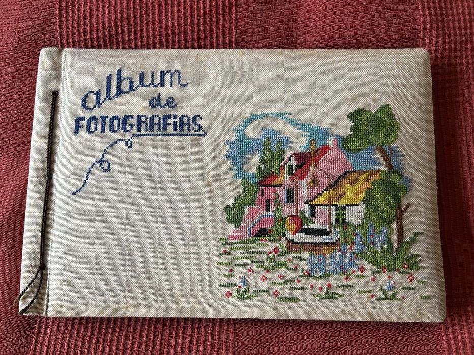 Álbum de fotografias com bordado a ponto de cruz na capa. Anos 50