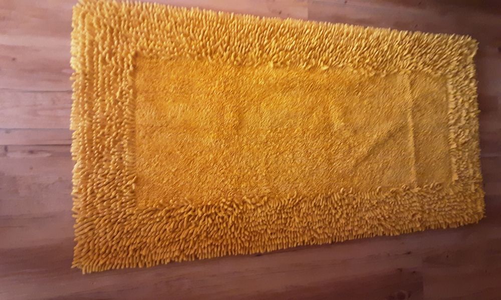 Vendo 2 tapetes amarelo mostarda 130x65 estão em muito bom estado