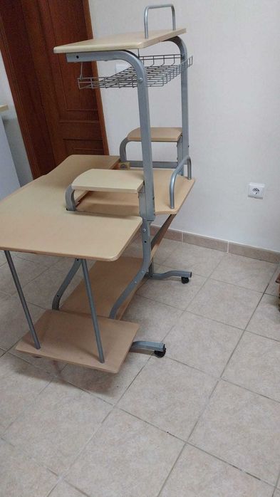 Secretária com apoios, divisórias e arrumação, de metal e madeira