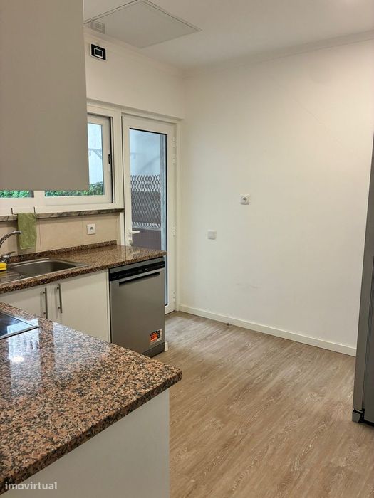 Moradia T2 com jardim e garagem em Corroios